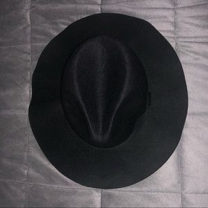 Wide brim | black hat